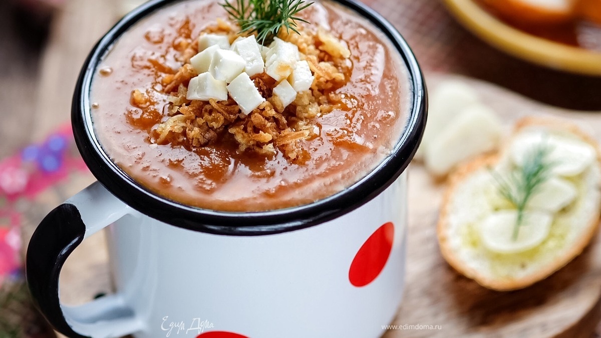 Суп-пюре из овощей с луковыми чипсами и адыгейским сыром