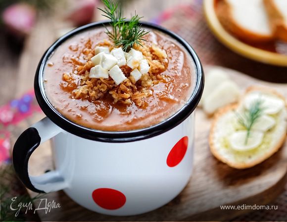 Суп-пюре из овощей с луковыми чипсами и адыгейским сыром