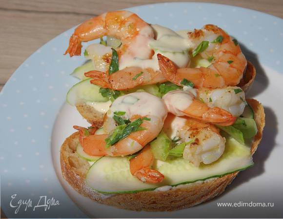 Креветки с огурцами на тостах 