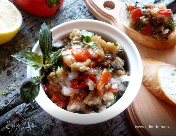 Салат из запеченных овощей со свежей зеленью Салат из запеченных овощей со свежей зеленью