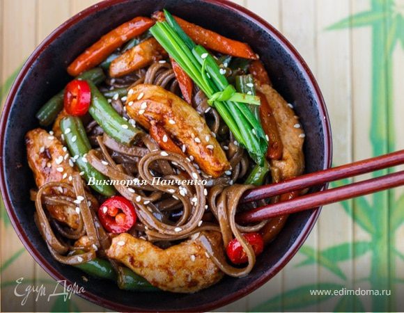 Гречневая лапша с овощами и индейкой