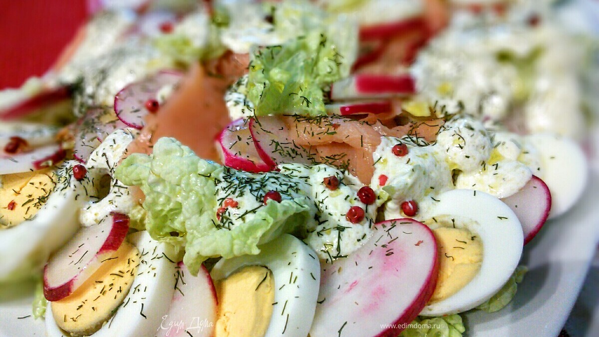 Салат с редисом и слабосоленым лососем