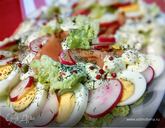 Салат с редисом и слабосоленым лососем 