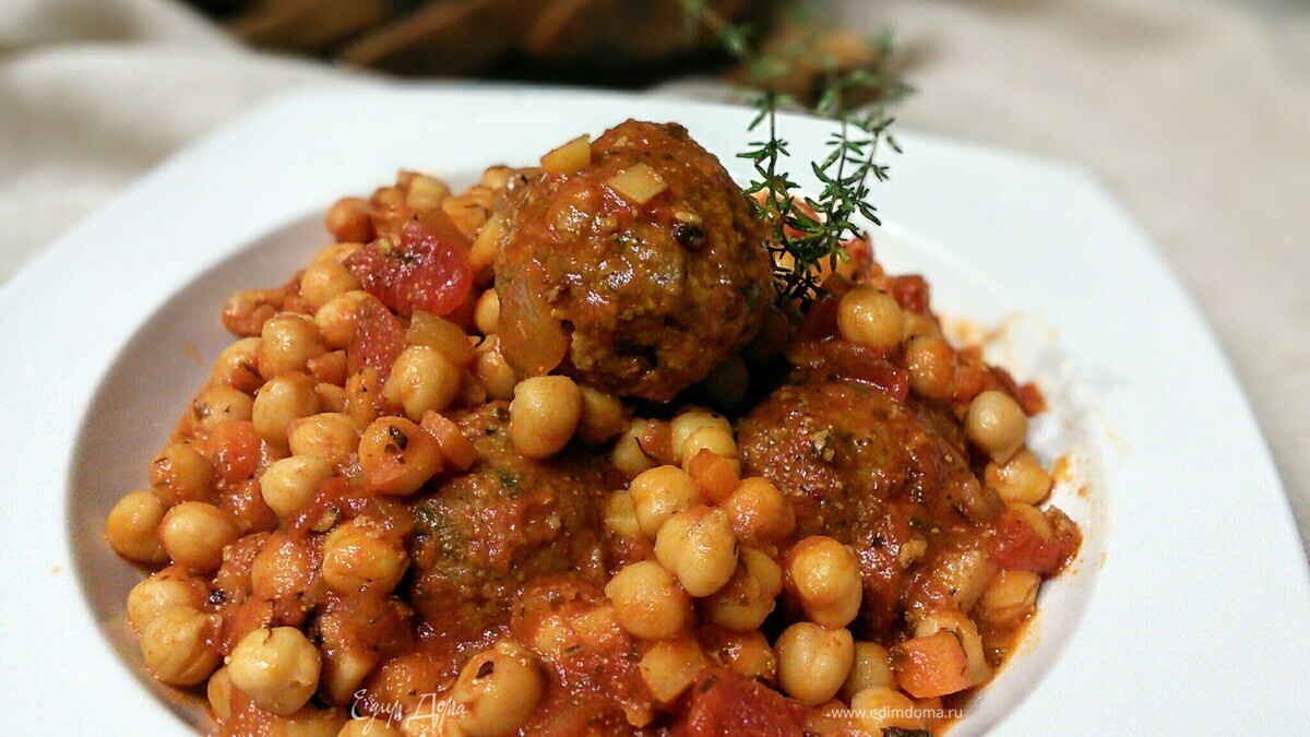 Тефтели в томатном соусе с нутом