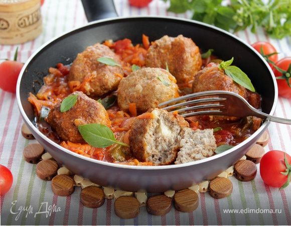  Тефтели с моцареллой в томатно-овощном соусе