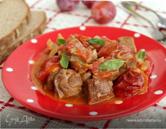 Мясо, тушенное со сливой