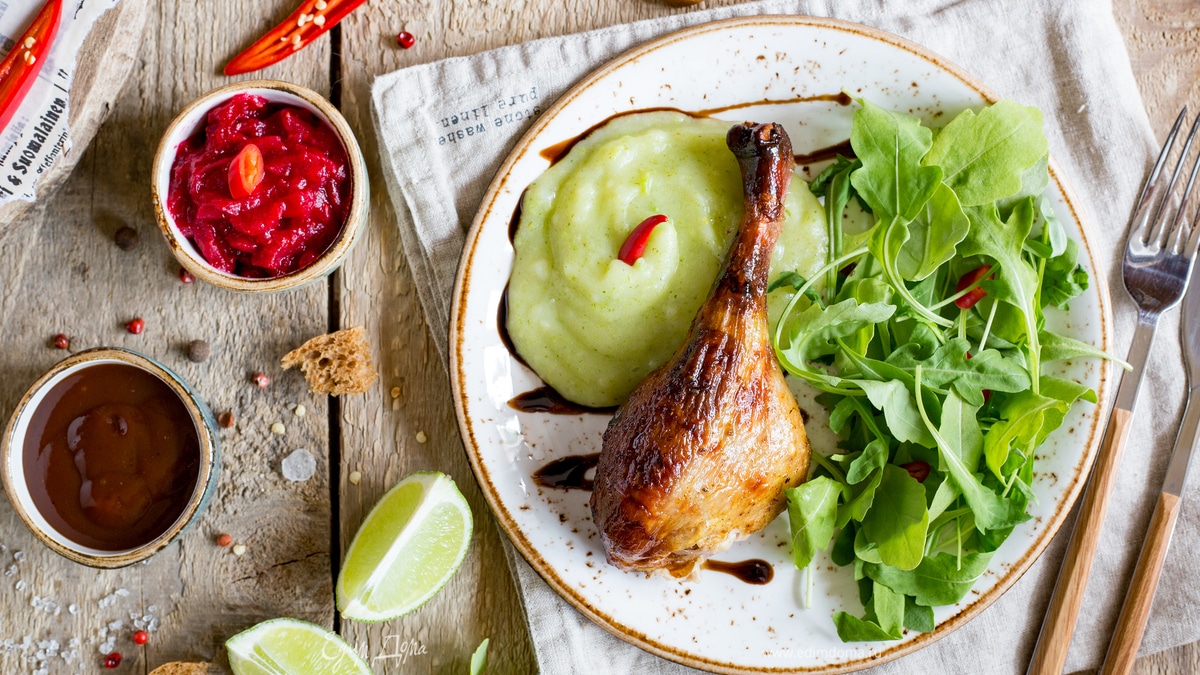 Хрустящая утка с клюквенным соусом