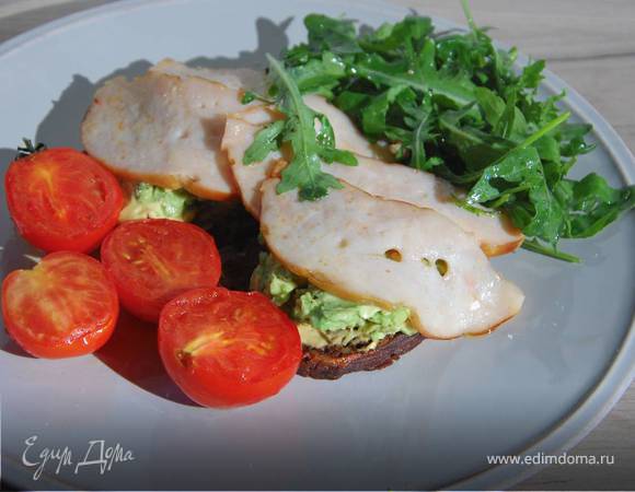 Бутерброды с ветчиной, помидорами-гриль и руколой 