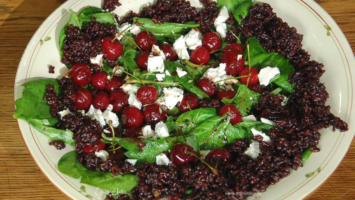 Салат с вишней, шпинатом и черным рисом