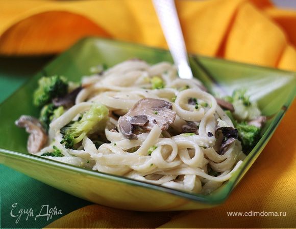 Лапша со сливочно-грибным соусом