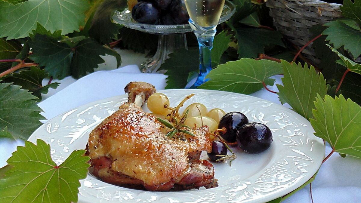 Утка с пряным виноградом