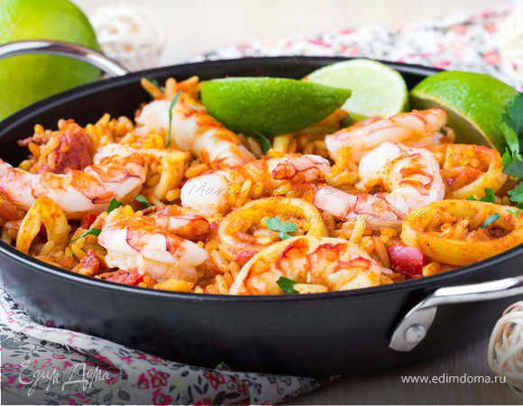 Паэлья с морепродуктами и чоризо Паэлья с морепродуктами и чоризо