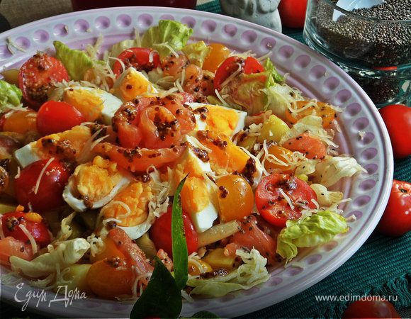 Салат с лососем, яйцом, овощами и семенами чиа