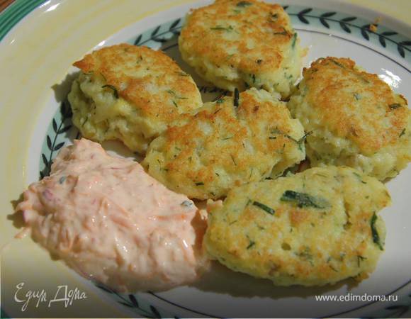 Рыбные биточки со сметанным соусом