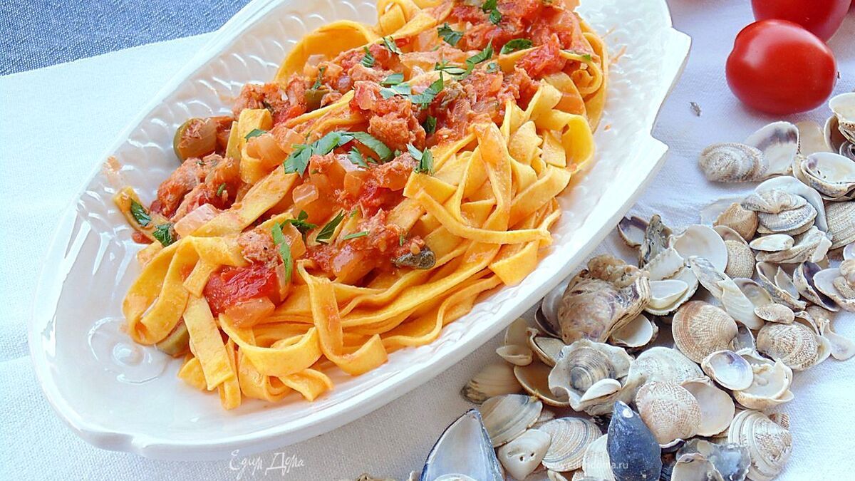 Тальятелле в томатном соусе с тунцом