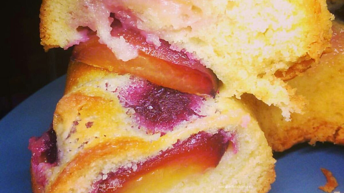 Пирог (кекс) со сливами