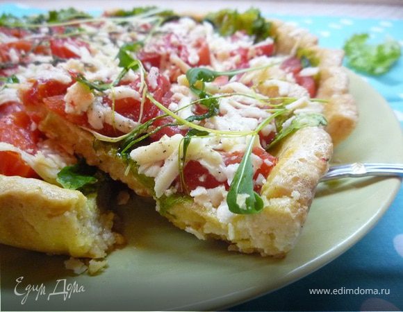 Тарт с листьями молодого салата, помидорами и овечьей брынзой Тарт с листьями молодого салата, помидорами и овечьей брынзой