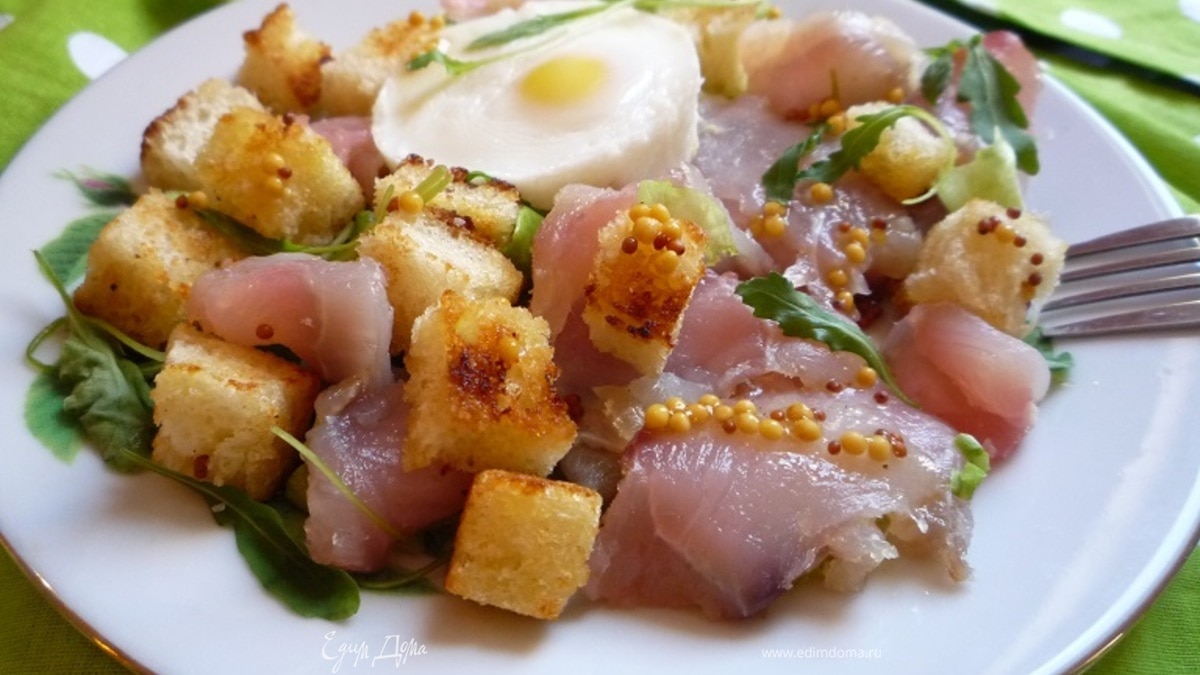 Салат из копченого сома с яйцом пашот и крутонами