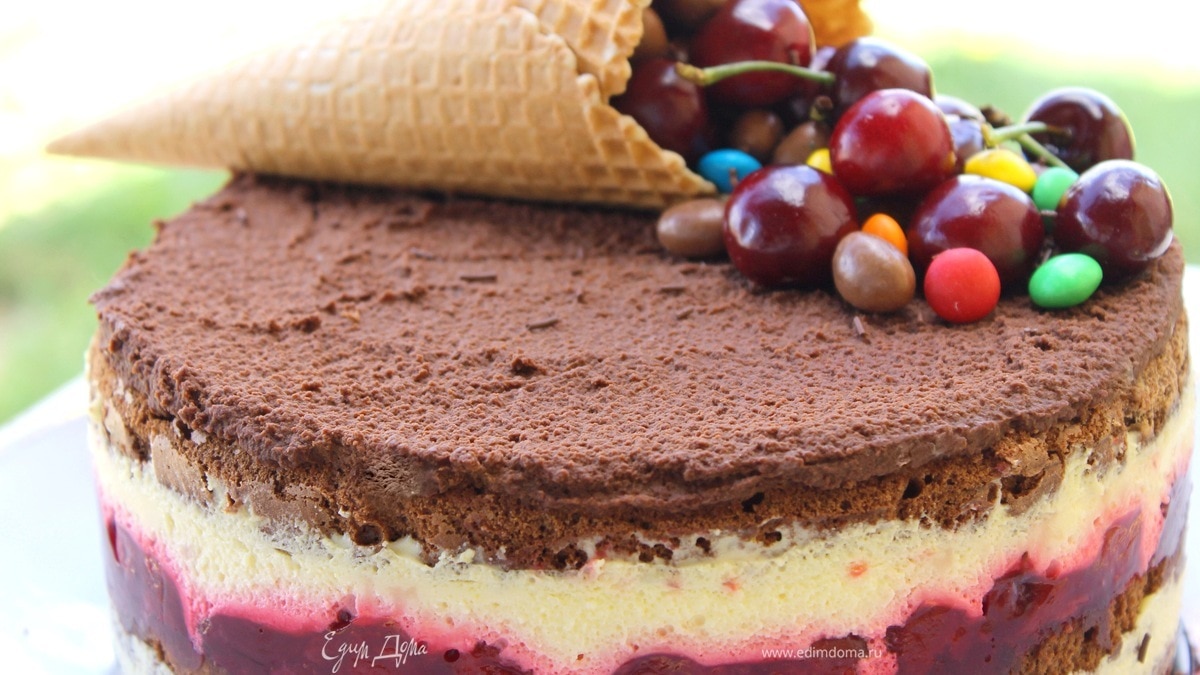Шоколадный торт с вишней