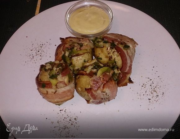 Печеный картофель с беконом, зеленым луком и чесноком Печеный картофель с беконом, зеленым луком и чесноком