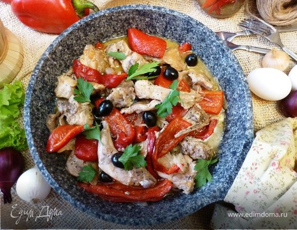 Жареный кролик с болгарским перцем и маслинами Жареный кролик с болгарским перцем и маслинами