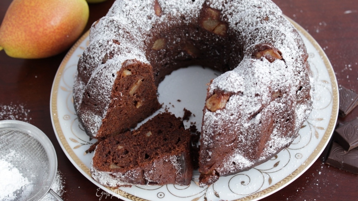 Шоколадный кекс с грушами