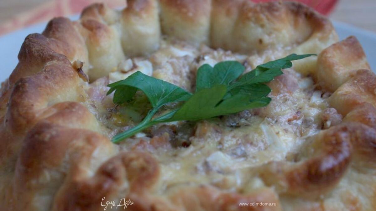 Расстегаи с копченым мясом, сыром и орехами