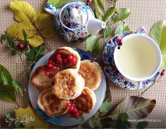 Дрожжевые оладьи на воде с фруктами Дрожжевые оладьи на воде с фруктами