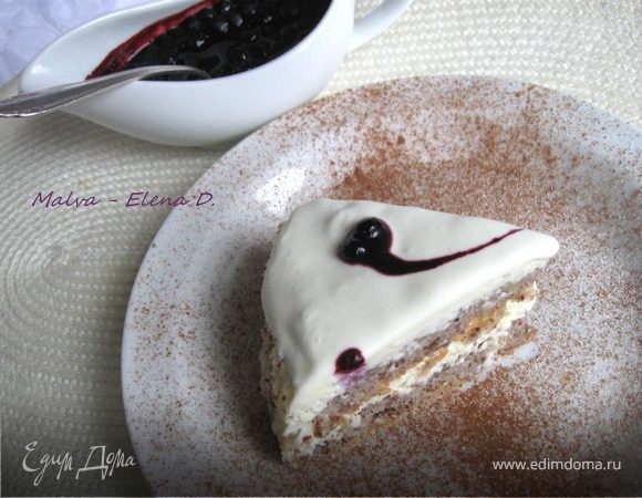 Вестфальский ореховый торт-парфе с соусом из черники Вестфальский ореховый торт-парфе с соусом из черники