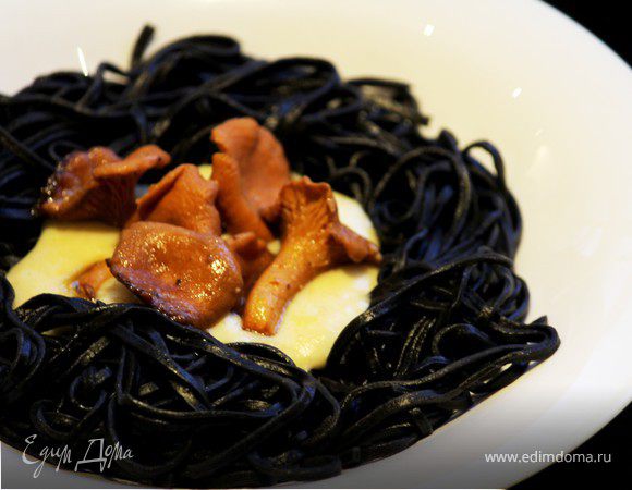 Черная паста с грибами и соусом бешамель