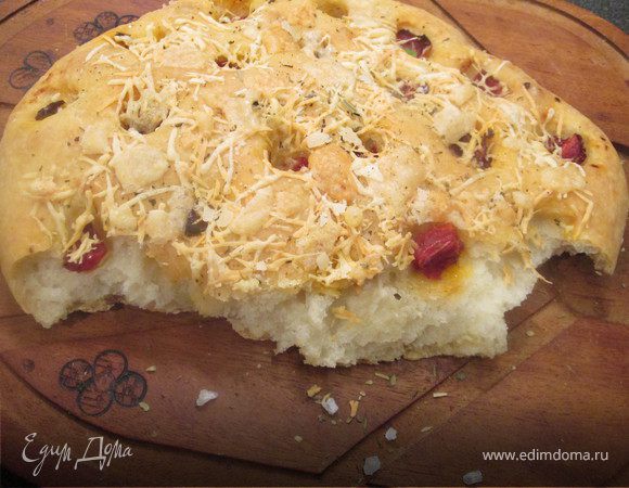 Фокачча с вялеными помидорами и пармезаном Фокачча с вялеными помидорами и пармезаном