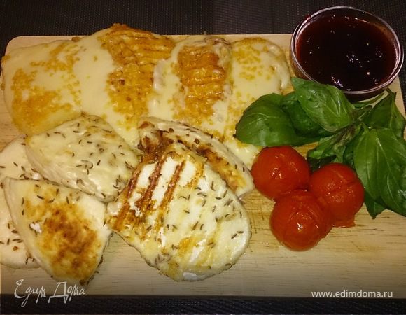 Жареный сыр с соусом из брусники и табаско