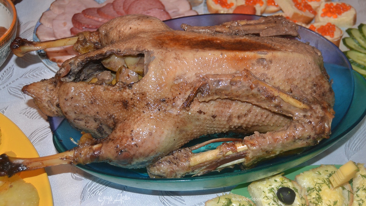Гусь с яблоками и клюквой