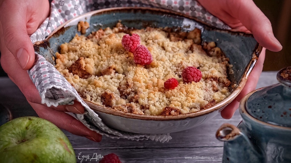 Яблоки под ванильно-сливочным штрейзелем