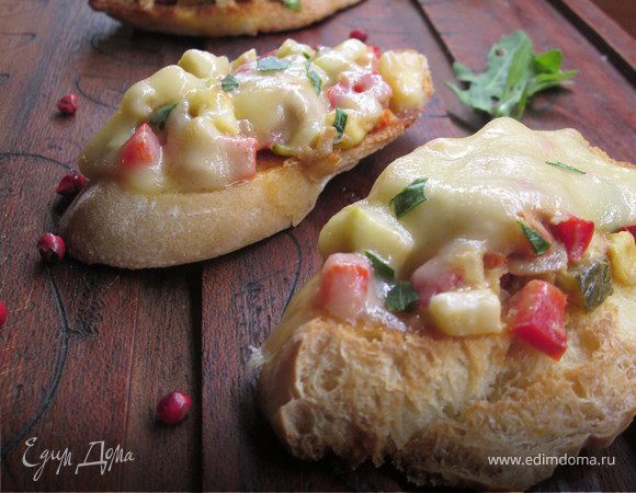 Брускетта, запеченная с тунцом и овощами Брускетта, запеченная с тунцом и овощами