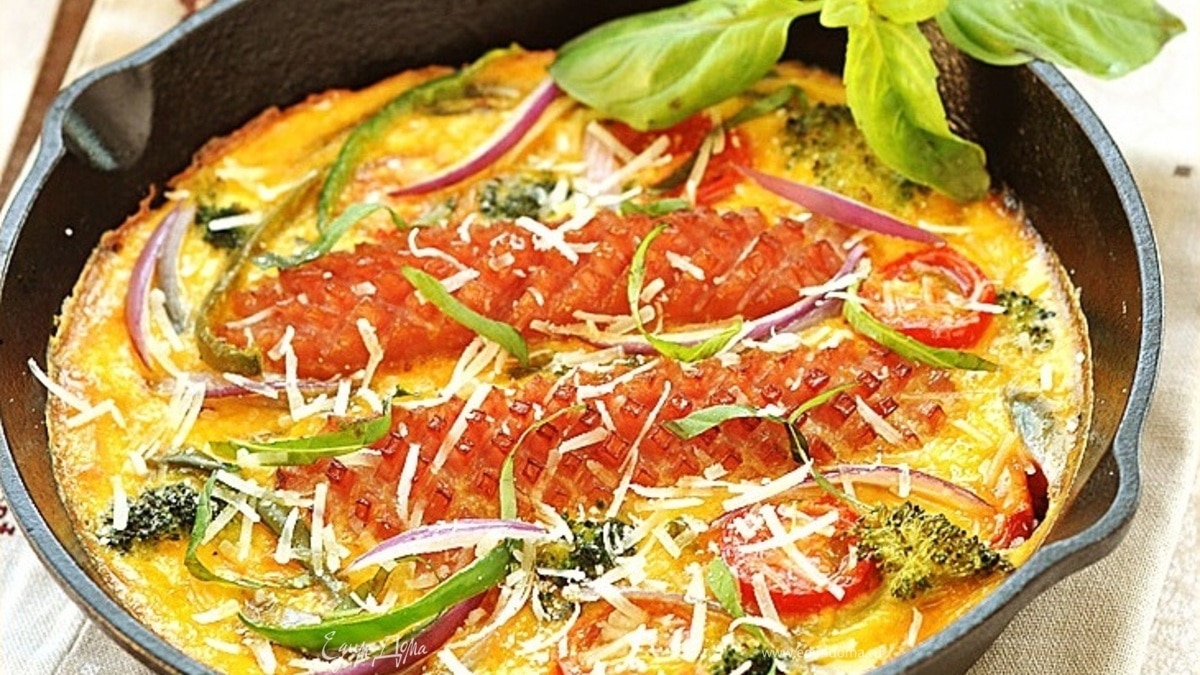 Фриттата с сосисками и овощами