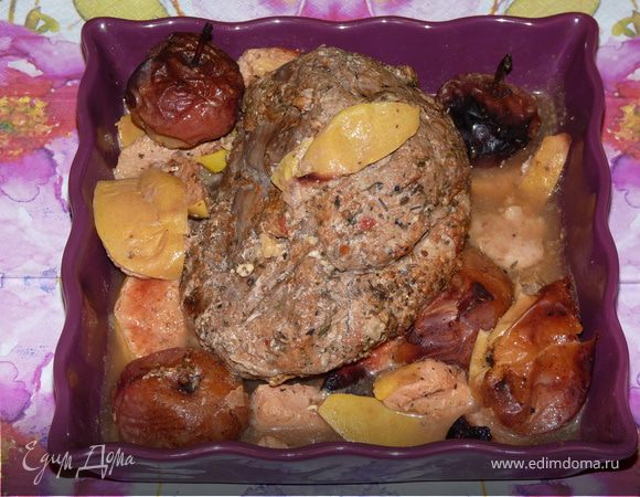 Буженина с айвой и яблоками