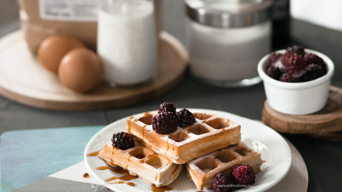 Мягкие венские вафли с ягодами