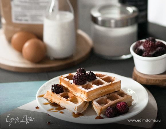 Мягкие венские вафли с ягодами Мягкие венские вафли с ягодами