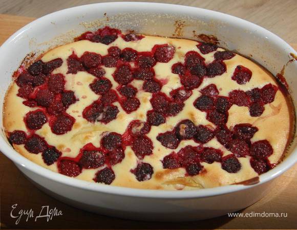 Сливочная запеканка с яблоком и ежевикой 
