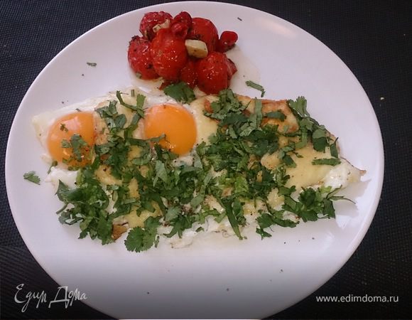 Яичница с жареным сыром сулугуни