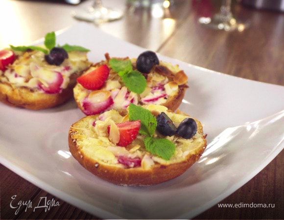 Сладкая булочка с рикоттой, клубникой, голубикой и мятой 