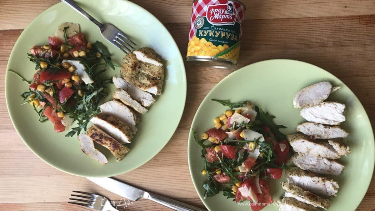 Курица с салатом из помидор и кукурузы