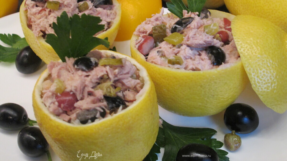 Салат из тунца в лимонах