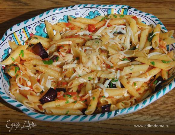 Пенне с баклажанами, помидорами и сулугуни
