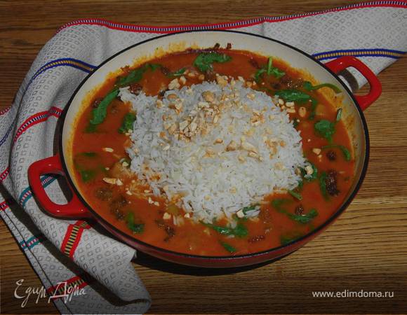 Мясо, тушенное в карри-соусе, со шпинатом и рисом