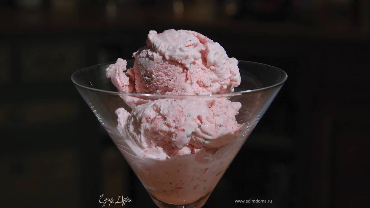 Клубничное мороженое с базиликом