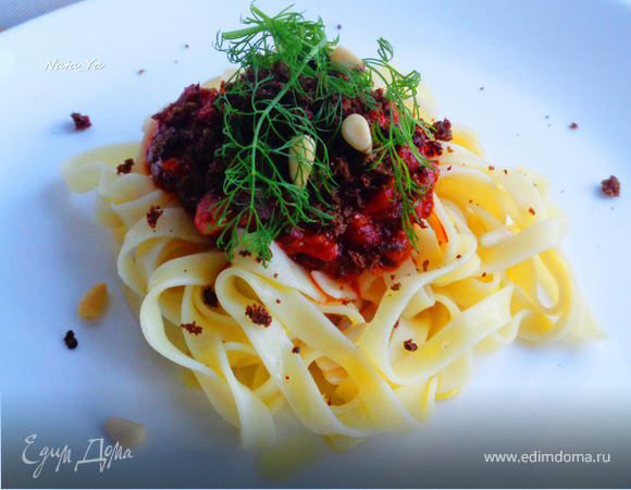 Тальятелле в томатном соусе с анчоусами и изюмом