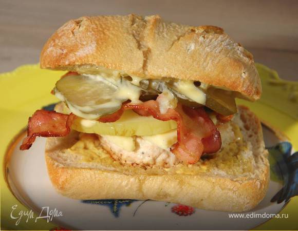 Бургеры с курицей, беконом и голубым сыром 