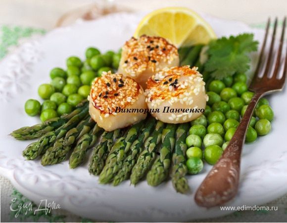 Морские гребешки в кунжуте